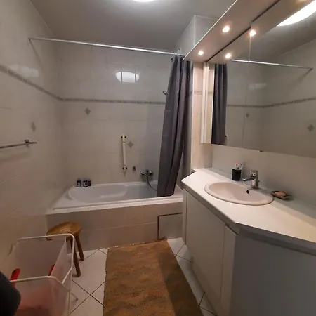 Cosy 3 Bedroom Near The T112 Apartment
