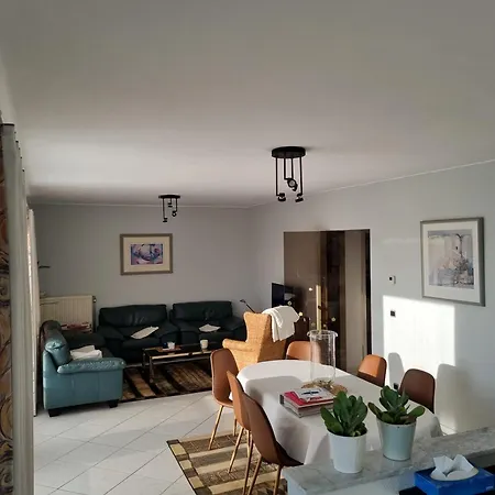 Cosy 3 Bedroom Near The T112 Apartment *