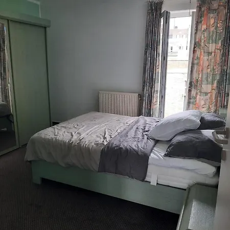 Cosy 3 Bedroom Near The T112 Daire *
